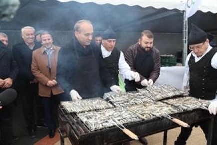 Arnavutköy'de düzenlenen 6. Hamsi Festivali'nde 3 ton hamsi dağıtıldı. 