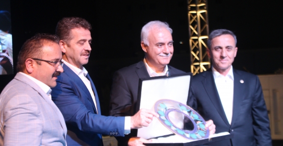 Gaziosmanpaşa Belediyesinin düzenlediği Ramazan ayı etkinliklerinde Mevlana Parkında Nihat Hatipoğlu