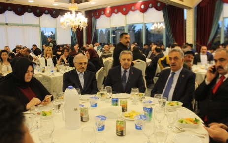 Hayati Yazıcı, Sebahattin Can’ın organize ettiği Siirtli kanaat önderleri toplantısına katıldı AK Parti Genel Başkan Yardımcısı Hayati Yazıcı “Siirt kanat önderlerini