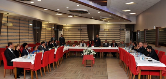 Uşak Valisi Seddar Yavuz,görev yerleri değişen mesai arkadaşlarını törenle uğurladı.