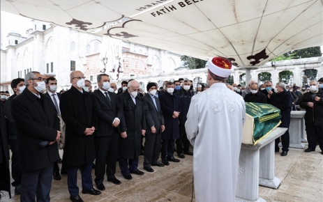 Yazar ve akademisyen Prof. Dr. Ali Özek, İstanbul Fatih Camii'nde