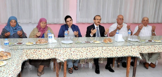 Vali Seddar Yavuz orucunu huzurevi sakinleriyle birlikte açtı
