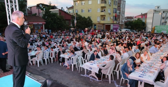 Eyüp Belediye Başkanı Remzi Aydın'ın verdiği iftar yemeğine katılan İl