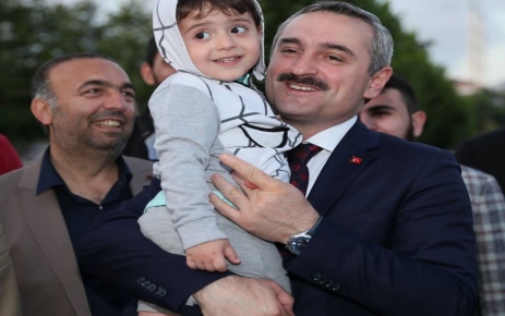 İl Başkanı Şenocak, iftar açan aileleri ziyaret etti AK Parti İstanbul İl Başkanı Şenocak, çocuklar ve gençlerle oyun