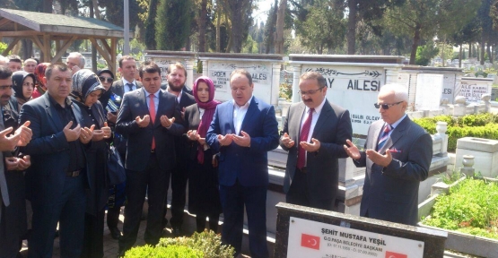 Gaziosmanpaşa AK Parti İlçe Başkanlığı,Şehit Mustafa Yeşil'in kabrini ziyaret ederek