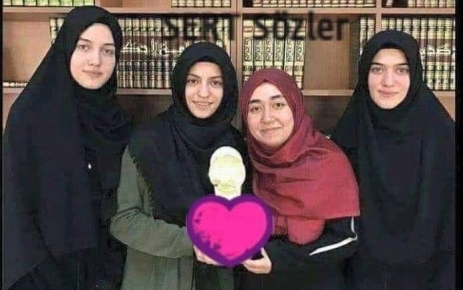 İzmit Mehmet Akif Ersoy Kız Anadolu İmam Hatip Lisesi öğrencileri