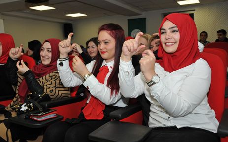 Gaziosmanpaşa Belediyesi Küçükköy Gençlik Merkezi’nde verilen İşaret Dili kursuna, işitme
