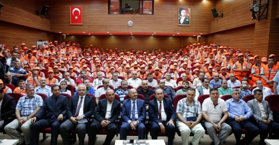 Sultangazi Belediye Başkanı Cahit Altunay, İşçileri ödüllendirdi.