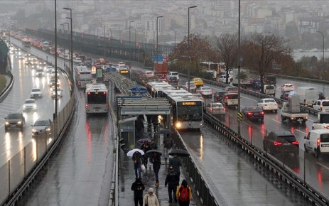 İstanbul'da gece saatlerinde başlayan sağanak yağış devam ediyor.