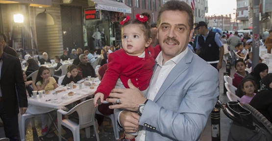 Gaziosmanpaşa Belediyesi Ramazan Etkinlikleri kapsamında Karadeniz Mahallesi'nde Gönül Sofrası kuruldu.