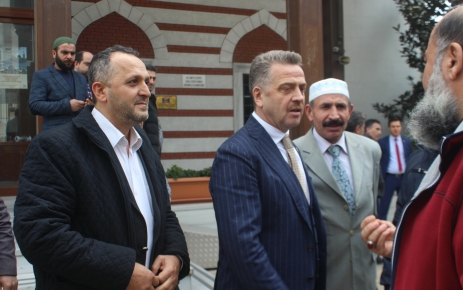 Gaziosmanpaşa Belediye Başkanı Hasan Tahsin Usta Cuma namazı sonrası camii
