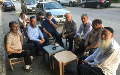 Gaziosmanpaşa Kaymakamı İskender Yönden Mevlana Samsunlular Derneği'nde halkla sohbet etti.
