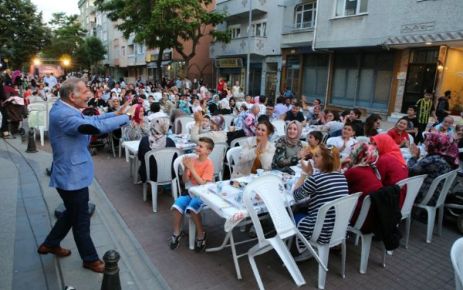 Bayrampaşa Belediyesinin düzenliği iftara, Kocatepe Mahalle sakinleri yoğun ilgi gösterdi.
