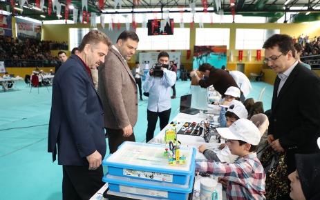 Gaziosmanpaşa Belediyesi’nin başlattığı ROBOGOP projesi kapsamında eğitim gören minik öğrenciler,