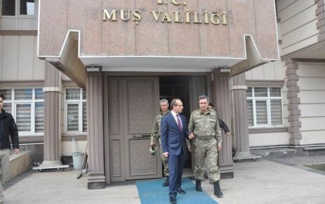 Korgeneral İbrahim Yaşar, Muş’ta Bitlis Valisi Ahmet Çınar, Muş Valisi Seddar Yavuz'a