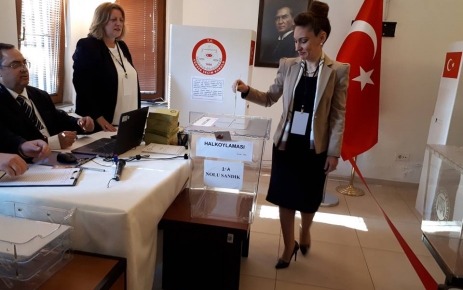 Kosova'nın başkenti Priştine'de Türk seçmenler referandum için oy kullanmaya başladı.