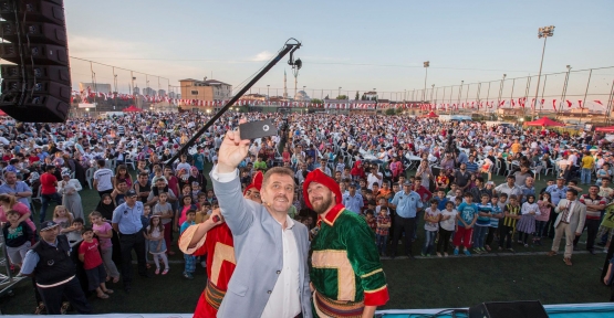 Gaziosmanpaşa Belediyesi,Gaziosmanpaşalılara Küçükköy Stadında iftar verdi.