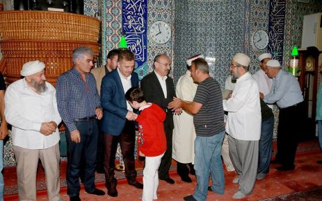 Belediye Başkanı Hasan Tahsin Usta ve Kaymakam Yaşar Karadeniz,Bayram Namazını
