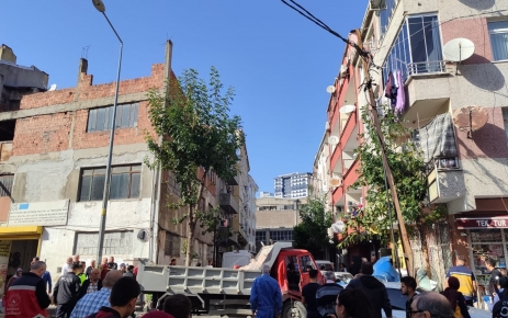 Küçükköy Şakir Zümre caddesinde fireni boşalan kamyonet yayalara çarpıp diğer