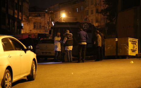 Küçükköy Kazım Karabekir Mahallesinde devriye gezen polise  bir araçtan