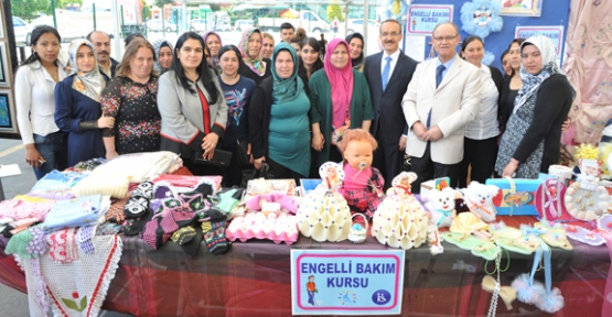 Uşak Valisi Seddar  Yavuz, Halk Eğitim Kursiyerlerinin sergisini açtı.