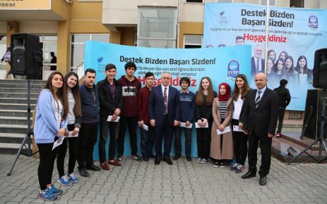 Eyüp Belediye Başkanı Remzi Aydın, söyleşi ve eğitim desteği dağıtmak