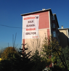Sultangazi Cumhuriyet mahalle sakinleri belediyenin “sitelerinizi yıkacağız” kararı nedeniyle ayaklandı.