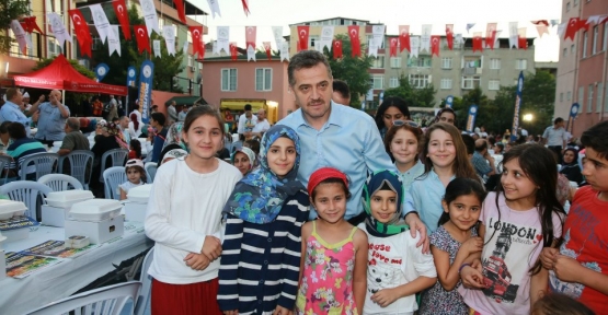 Gaziosmanpaşa Belediyesinin Mevlana Mahallesinde düzenlediği iftar yemeğine katılan Başkan Hasan