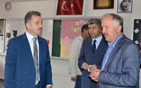 Gaziosmanpaşa Mevlana Anadolu Lisesi'nin Edebiyat Sokağını Gaziosmanpaşa Belediye Başkanı Hasan