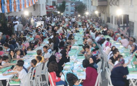Gaziosmanpaşa Mevlana Mahallesi’nde  binlerce kişi birlikte sokakta  iftar