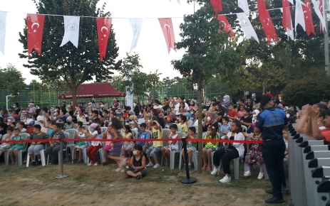 Gaziosmanpaşa Belediye Başkanı Hasan Tahsin Usta, komşularıyla mahallesinde yapılan şenliğe