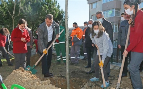 Gaziosmanpaşa Belediye Başkanı Hasan Tahsin Usta, Milli Ağaçlandırma Günü'nde öğrencilerle