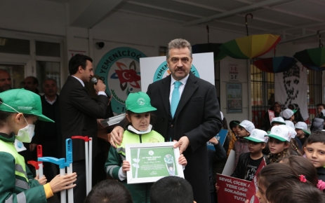 Daha temiz bir Gaziosmanpaşa için el ele veren minikler, ellerine