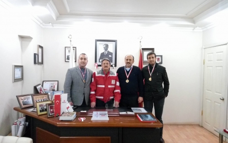 Gaziosmanpaşa Yenimahalle Muhtarı Ahmet Çarkçı,Kazılay Başkanı Kadir Çakır'a plaket verdi.