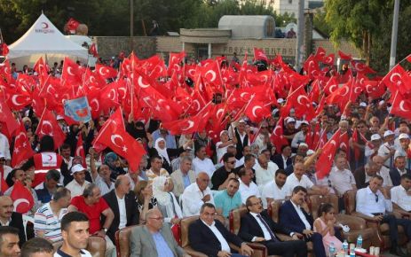 Muş'ta Demokrasi ve Şehitler Mitingi'ne katılan Muşlular,Tek Bayrak,Tek Devlet,Tek Millet,Tek