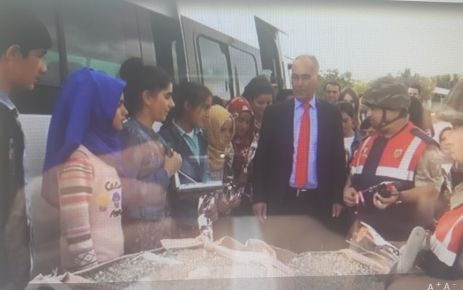 Muş'ta ortaokul öğrencileri, görev başındaki asker ve polisleri ziyaret etti.