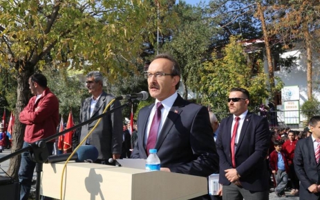 Muş Valisi Seddar Yavuz "Bu bayrak inmeyecek, bu ezanlar susmayacaktır"dedi.