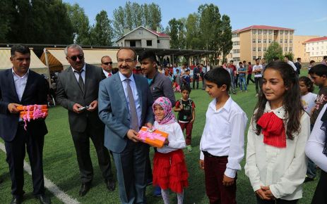 Muş’ta halk eğitim merkezinin sergisi açıldı Muş Valisi Seddar Yavuz, Sungu ve Hasköy İlçesinde programlara katıldı.