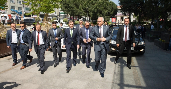 İstanbul Valisi Hüseyin Avni Mutlu,Gaziosmanpaşa Belediye Başkanı Hasan Tahsin Usta'yı