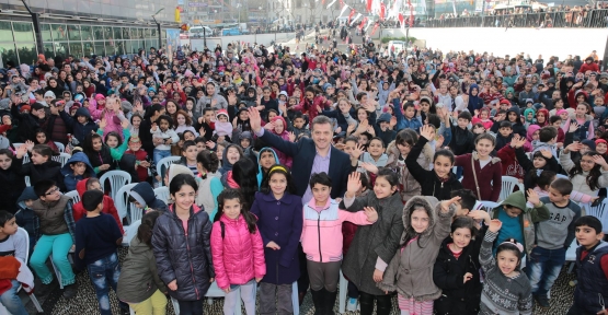 Gaziosmanpaşa Belediye Başkanı Hasan Tahsin Usta,karne finalinde  öğrencilerle bir
