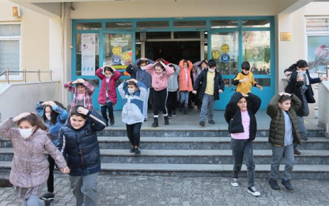 Öğrenciler, Okullardaki Tatbikatla Deprem Bilincini Öğrendi 1-7 Mart Deprem Haftası etkinlikleri kapsamında Gaziosmanpaşa Mithatpaşa İlkokulu’nda gerçeğini