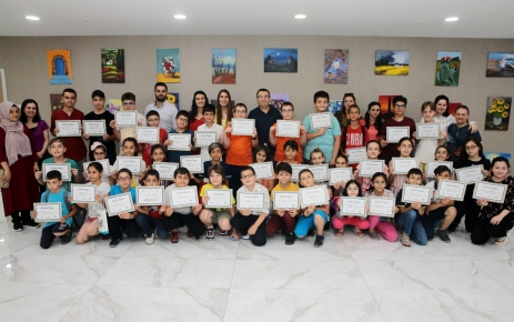 Gaziosmanpaşa Belediyesi’nin yaz okullarında satranç eğitimi alan öğrenciler, düzenlenen turnuvada