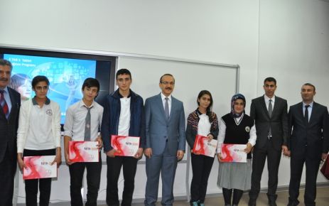 Muş Valisi Seddar Yavuz,tablet bilgisayar dağıtım törenine katıldı.
