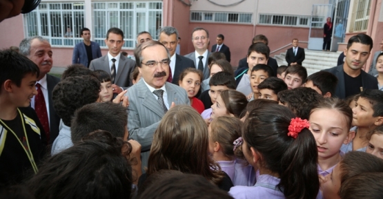 Sakarya Valisi Hüseyin Avni Coş,öğrencilerin bisiklet teslim törenine katıldı.
