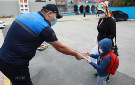 Gaziosmanpaşa Belediyesi Zabıta ekipleri, okul önlerinde öğrencilere çocuk maskesi hediye