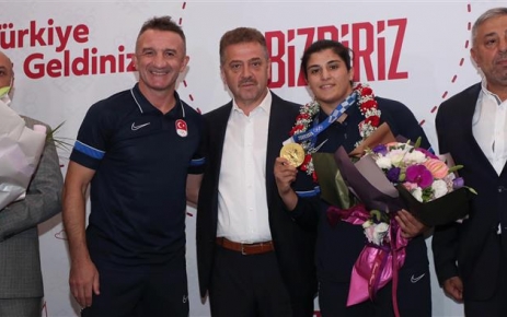 Milli sporcu Busenaz Sürmeneli yurda döndü. Olimpiyat şampiyonu sporcuyu İstanbul