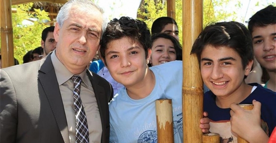 Eyüp Belediyesi, başarılı olan öğrencilere hem karne hem de Ramazan