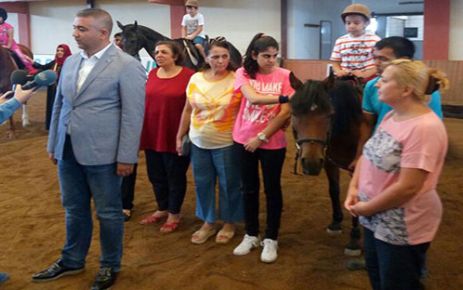 Otizmli minikler, aileleriyle birlikte hem tatil yapıyor hem terapi eğitiminin