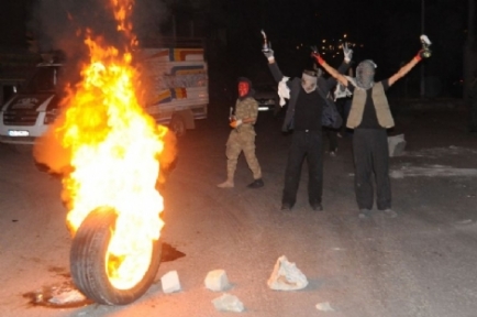  Sultangazi'de korsan gösteri düzenleyen terör örgütü yandaşları, hareket halindeki