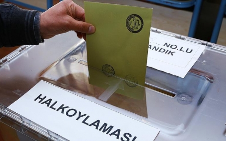 Seçmenlerin, anayasa değişikliği referandumunda oy kullanırken, Türkiye Cumhuriyeti kimlik numarasını